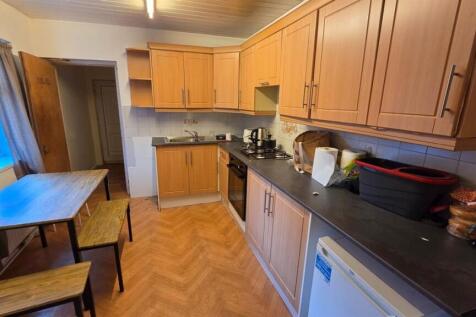 Bright, well-equipped kitchen with plenty of cu...