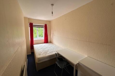 Neat single bedroom with a double bed, desk and...