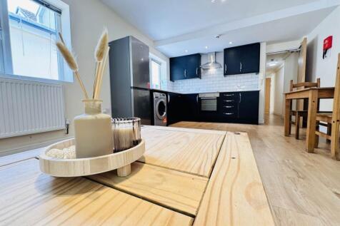 Lounge Kitchen (1)