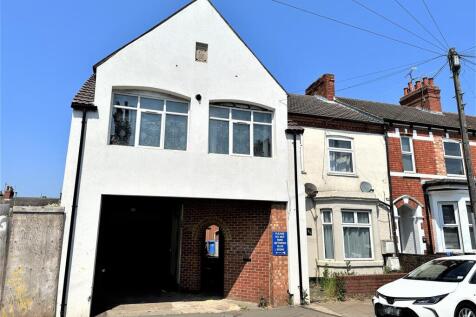 1-bed flat on Regent Street, Kettering, Northants, £700/mo