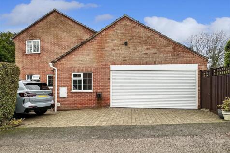 Multi-Vehicle Driveway &amp; DOUBLE GARAGE 109