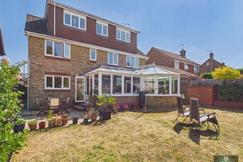 Crawley, RH10 - property photo