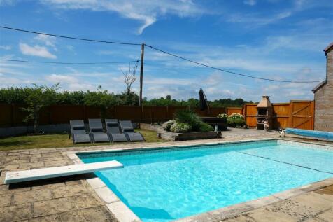 GARDENS &amp; SWIMMING POOL