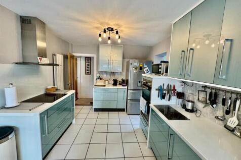 Fully Fitted Kitchen