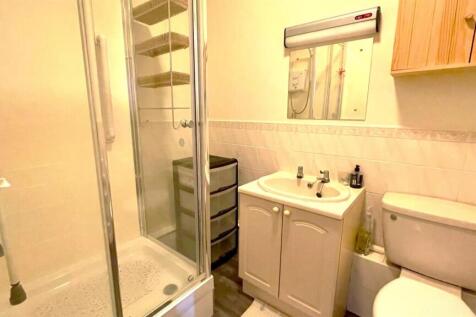 THREE PIECE SHOWER ROOM