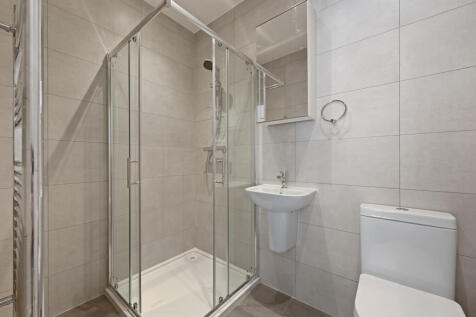 CS - 142 Hagden Lane - Studio 3 Ensuite3 (1).JPG