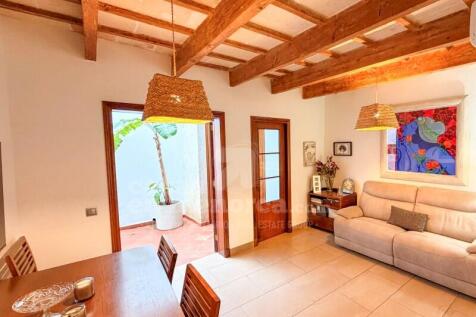 Entire house with patio in Ciutadella