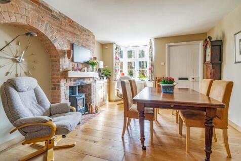 Sitting/dining room