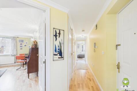 EweMove Estate Agents Basingstoke -Hallway