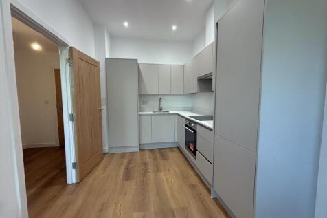 Lakeside Close, Staines-upon-Thames, Surrey, TW18 photo 5