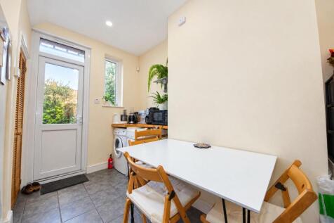 Kitchen 2.jpg