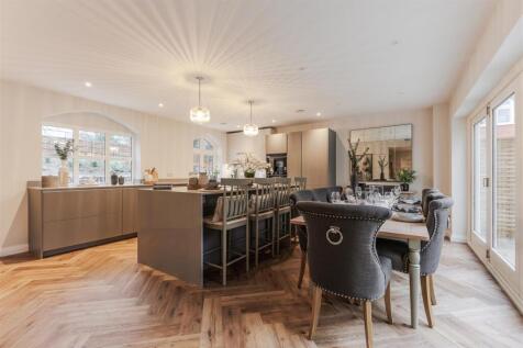 Kitchen/ Dinning