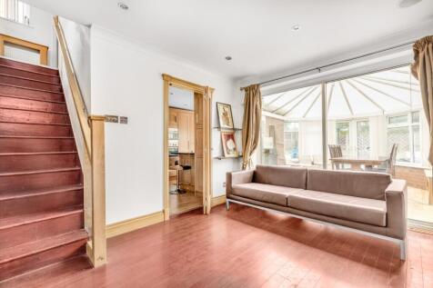 4 bed, 3 bath Detached in london - Photo 4