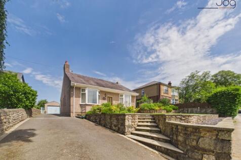 Welcome to Brookhouse Road, front driveway