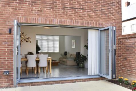 Fantastic, social kitchen/living space