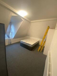 A spacious double bedroom with good lighting an...
