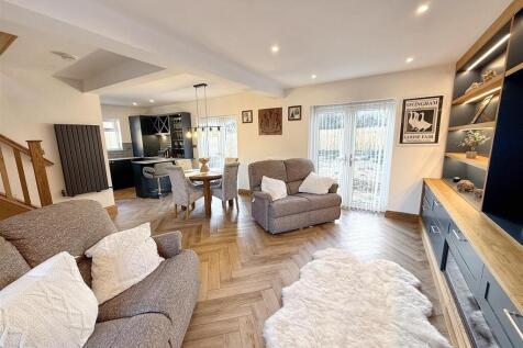 Open Plan Lounge / Kitchen