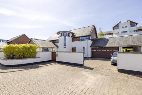 Exterior of 1 Brighouse Park Rigg