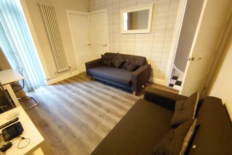 3-bed terraced on Cameron St, Kensington, £563/mo