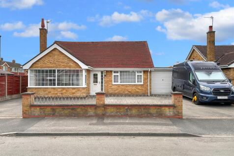 Front Aspect With Large Driveway 978