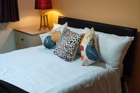 Bright, tidy double room with bedside lamp...