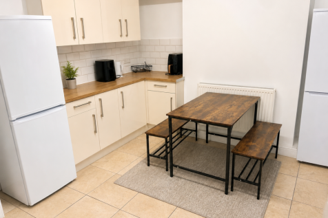 Afordable 4 Bed // West End Student House photo 3