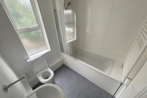 74-BATHROOM.jpeg