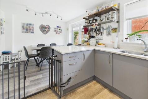 CAM02519G0-PR0284-STILL013