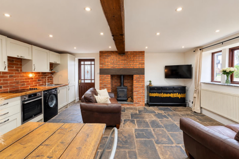 OPEN PLAN LIVING DINING FITTED KITCHEN:
