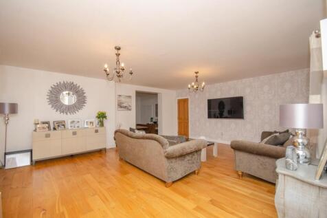 Living room pic 3.jpg