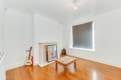 LIVING ROOM AND KITCHEN/DINER
