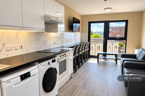 6-bed flat on Stokes Croft, Bristol, BS2, £4,800/mo