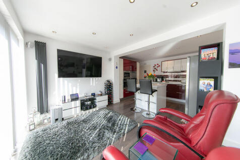 Rear living space &amp; kitchen