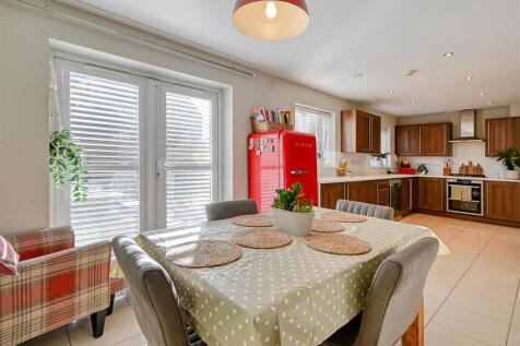 38 Hazledine Way-01.jpg