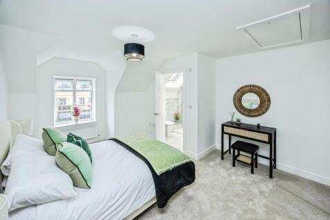 Principle bedroom with en-suite