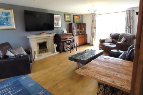 LIGHT AND SPACIOUS LOUNGE