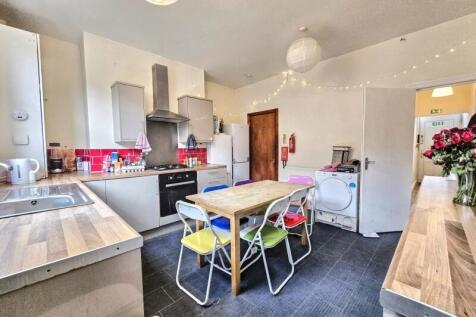 Hessle Place, Hyde Park, Leeds photo 3