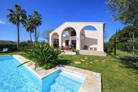 Pool area with arches