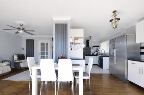 LoungeDinerKitchen1.jpg