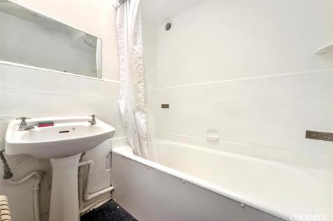 Victoria Road, Ruislip, HA4 photo 4