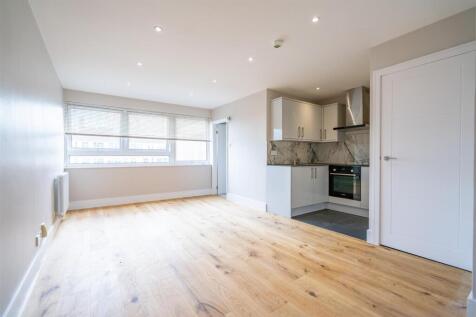 A refurbished bright & modern studio flat set on the third floor of this well maintained purpose built block. This lovely apartment consists of a good size studio room, fully equipped modern open plan