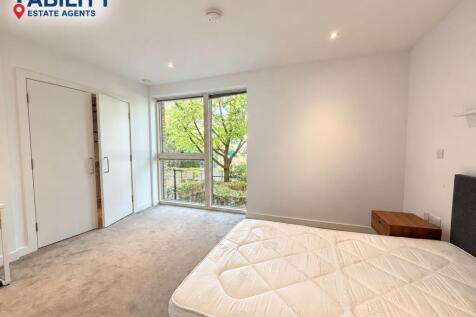 Victory Place, Three Bedroom Maisonette with Private Garden photo 3