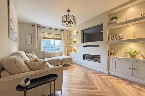 Halecombe Road 17 - Living Room.jpg