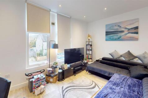 41-Brighton-Road-Glat-3-Living-Room.jpg