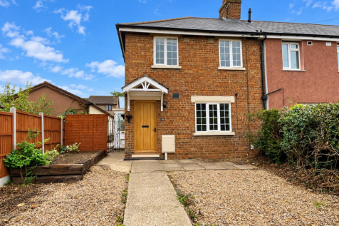3-bed terraced on York Road, Stamford, £1,295/mo