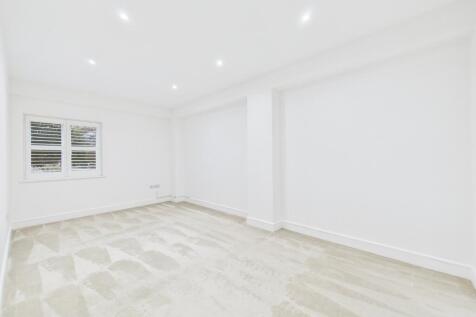 CAM04018G0-PR0393-STILL001