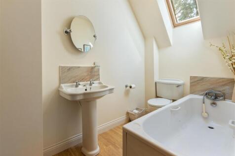 EN SUITE BATHROOM/WC