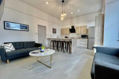 5 Bedroom House in PL4 8LL