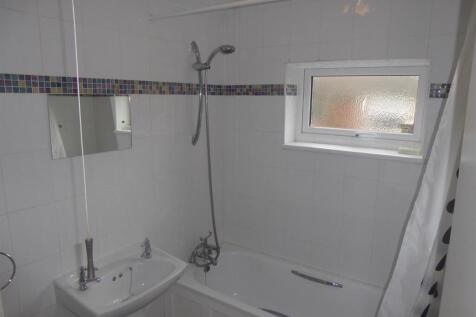16 Connaught St  Bathroom.JPG