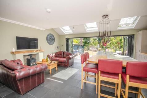 Living area pic 2.jpg